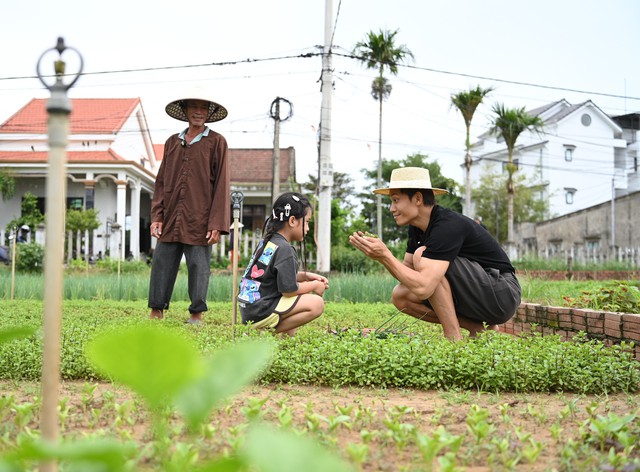 Bố Ơi tập 6: C&aacute;c bố lăn lộn cuốc đất, bắt c&aacute;, Huy R h&aacute;t live ngay tr&ecirc;n thuyền th&uacute;ng để "kiếm cơm" cho c&aacute;c con- Ảnh 2.