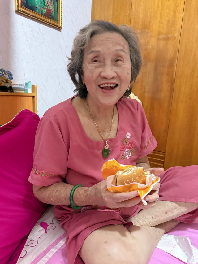 T&igrave;nh h&igrave;nh mẹ ruột Ho&agrave;i Linh sau khi cả nh&agrave; cuống cuồng gọi b&aacute;c sĩ: "Đ&ograve;i ăn hamburger"- Ảnh 1.