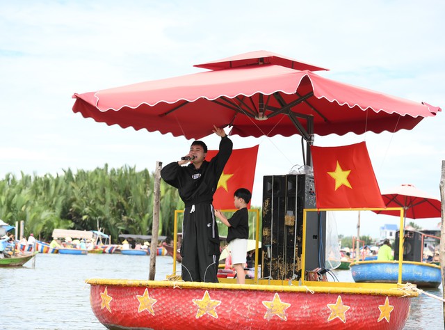 Bố Ơi tập 6: C&aacute;c bố lăn lộn cuốc đất, bắt c&aacute;, Huy R h&aacute;t live ngay tr&ecirc;n thuyền th&uacute;ng để "kiếm cơm" cho c&aacute;c con- Ảnh 3.