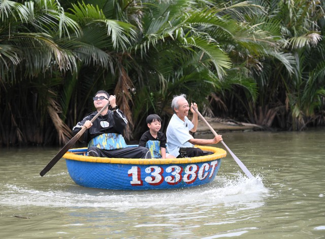 Bố Ơi tập 6: C&aacute;c bố lăn lộn cuốc đất, bắt c&aacute;, Huy R h&aacute;t live ngay tr&ecirc;n thuyền th&uacute;ng để "kiếm cơm" cho c&aacute;c con- Ảnh 1.