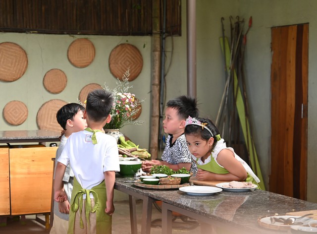 Bố Ơi tập 6: C&aacute;c bố lăn lộn cuốc đất, bắt c&aacute;, Huy R h&aacute;t live ngay tr&ecirc;n thuyền th&uacute;ng để "kiếm cơm" cho c&aacute;c con- Ảnh 6.