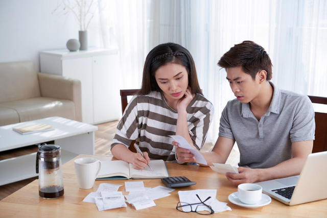 Chồng đưa mẹ giữ hộ tiền suốt nhiều năm, đến khi t&ocirc;i muốn "quy về một mối", mẹ chồng phản ứng dữ dội khiến t&ocirc;i thấy bất thường- Ảnh 1.