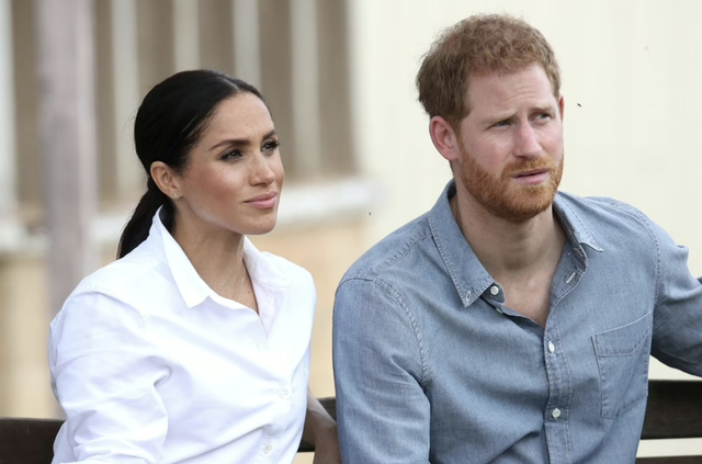 Meghan Markle đang t&iacute;nh xin lỗi để kh&eacute;p lại rạn nứt với vợ chồng William - Kate? - Ảnh 1.