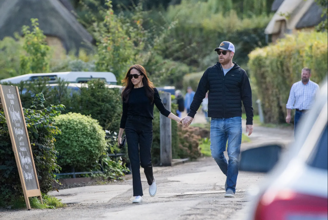 Harry v&agrave; Meghan nắm tay đi ăn trưa ở pub, lần đầu lộ diện c&ugrave;ng nhau sau khi trở lại Anh - Ảnh 1.