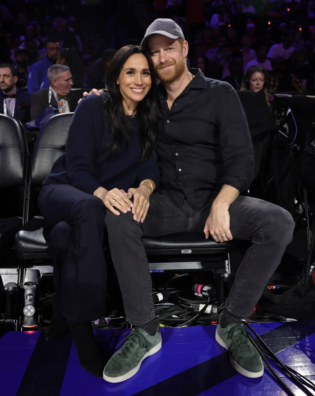 Harry v&agrave; Meghan nắm tay đi ăn trưa ở pub, lần đầu lộ diện c&ugrave;ng nhau sau khi trở lại Anh - Ảnh 6.