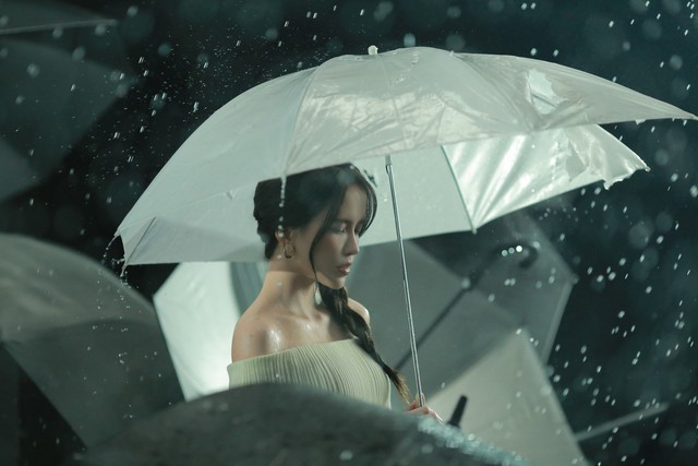 Thiều Bảo Tr&acirc;m n&oacute;i về "cơn mưa" trong l&ograve;ng v&agrave; sự bu&ocirc;ng bỏ- Ảnh 1.