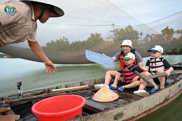 Bố Ơi tập 6: C&aacute;c bố lăn lộn cuốc đất, bắt c&aacute;, Huy R h&aacute;t live ngay tr&ecirc;n thuyền th&uacute;ng để "kiếm cơm" cho c&aacute;c con- Ảnh 7.