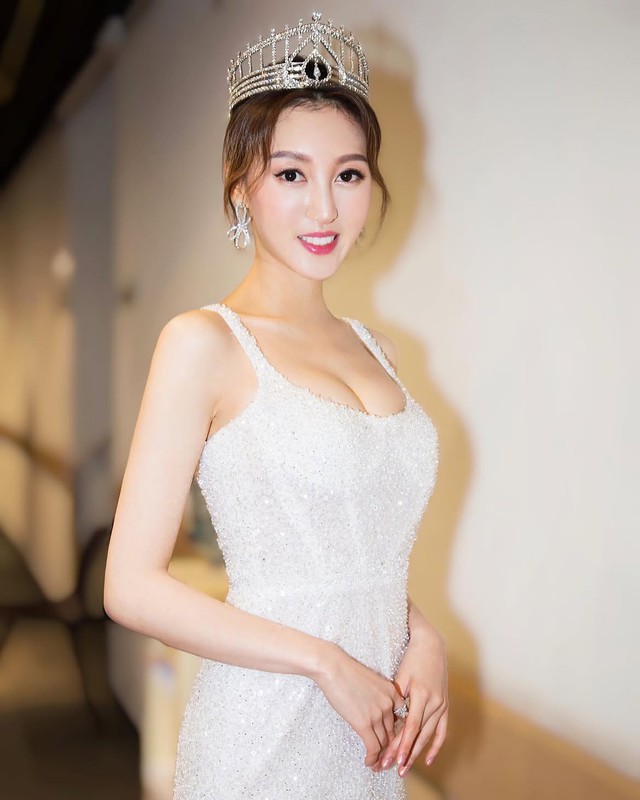 Kết th&uacute;c mối t&igrave;nh "&ocirc;ng - ch&aacute;u" với đại gia hơn 40 tuổi, &Aacute; hậu nhận được trợ cấp 1000 tỷ đồng - Ảnh 1.
