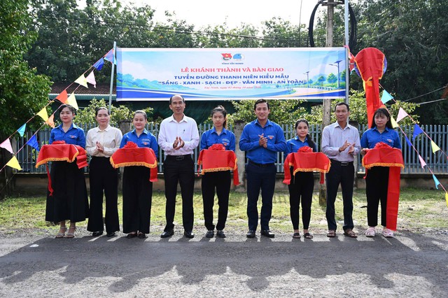 Tuổi trẻ Tây Ninh chung tay xây dựng những tuyến đường sáng – xanh – sạch – đẹp – văn minh – an toàn - Ảnh 1.