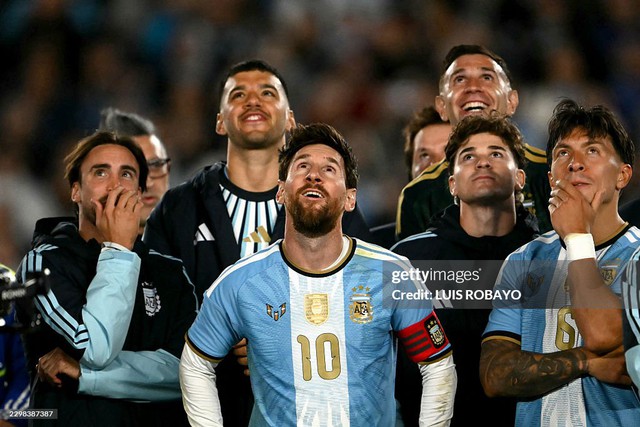 Đang phát biểu thì quên lời, Messi xử lý đầy duyên dáng khiến tất cả bật cười - Ảnh 1.