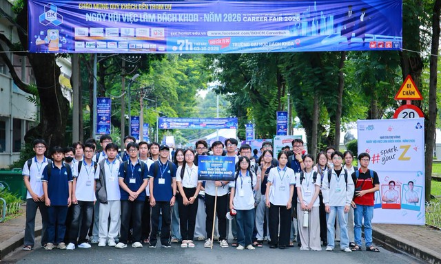T&acirc;n sinh vi&ecirc;n B&aacute;ch khoa kết nối doanh nghiệp, định hướng nghề nghiệp từ năm nhất - Ảnh 1.