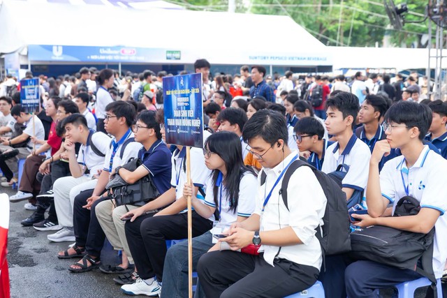 T&acirc;n sinh vi&ecirc;n B&aacute;ch khoa kết nối doanh nghiệp, định hướng nghề nghiệp từ năm nhất - Ảnh 3.