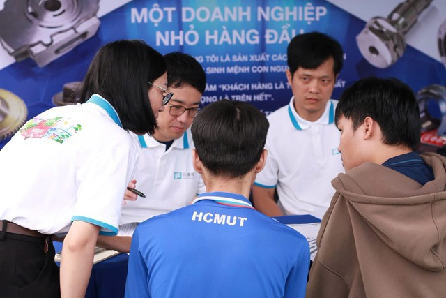 T&acirc;n sinh vi&ecirc;n B&aacute;ch khoa kết nối doanh nghiệp, định hướng nghề nghiệp từ năm nhất - Ảnh 4.