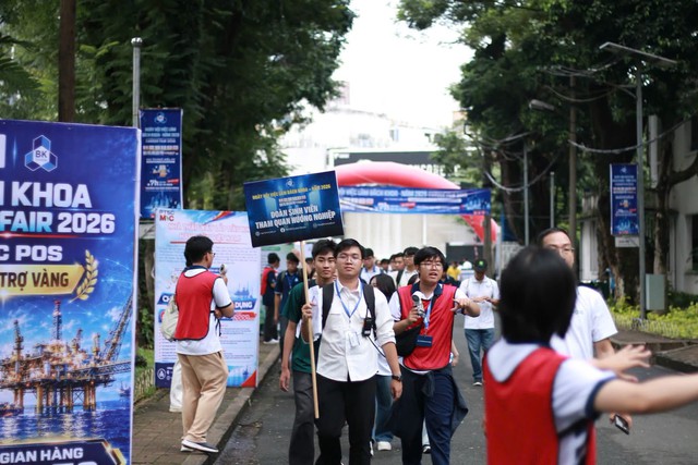 T&acirc;n sinh vi&ecirc;n B&aacute;ch khoa kết nối doanh nghiệp, định hướng nghề nghiệp từ năm nhất - Ảnh 2.