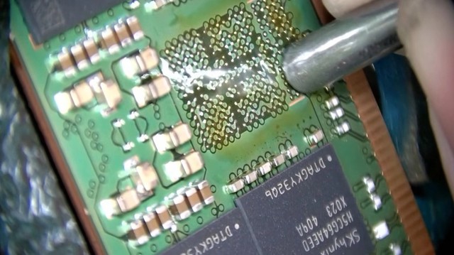 Cặp RAM gi&aacute; ngang một chiếc &ocirc; t&ocirc; được mang đi sửa, h&eacute; lộ nghề hot giữa cơn sốt AI- Ảnh 2.