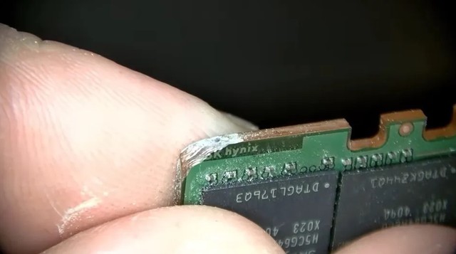 Cặp RAM gi&aacute; ngang một chiếc &ocirc; t&ocirc; được mang đi sửa, h&eacute; lộ nghề hot giữa cơn sốt AI- Ảnh 3.