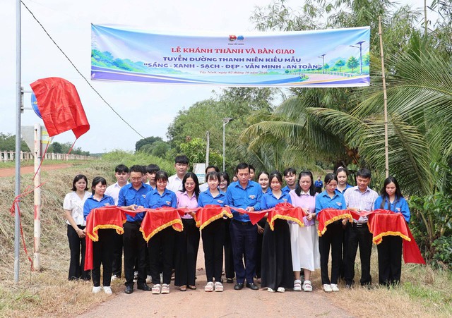 Tuổi trẻ Tây Ninh chung tay xây dựng những tuyến đường sáng – xanh – sạch – đẹp – văn minh – an toàn - Ảnh 2.