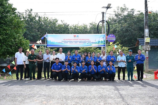 Tuổi trẻ Tây Ninh chung tay xây dựng những tuyến đường sáng – xanh – sạch – đẹp – văn minh – an toàn - Ảnh 4.
