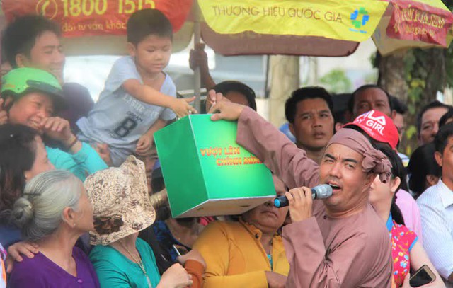 MC cuối c&ugrave;ng dẫn Vượt L&ecirc;n Ch&iacute;nh M&igrave;nh: Cha mất kh&ocirc;ng c&oacute; tiền đưa về qu&ecirc;, giờ b&aacute;n b&aacute;nh m&igrave; tr&ecirc;n đường Đặng Văn Ngữ- Ảnh 4.