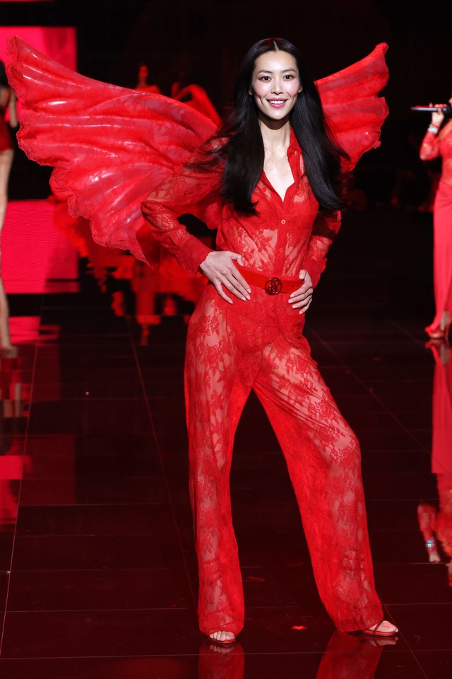 Bạn g&aacute;i "Tổng t&agrave;i" Tỉnh B&aacute;ch Nhi&ecirc;n: Người mẫu ch&acirc;u &Aacute; đầu ti&ecirc;n tại Victoria's Secret, sau 17 năm vẫn "ph&aacute; đảo" s&agrave;n diễn nội y n&oacute;ng nhất h&agrave;nh tinh- Ảnh 6.