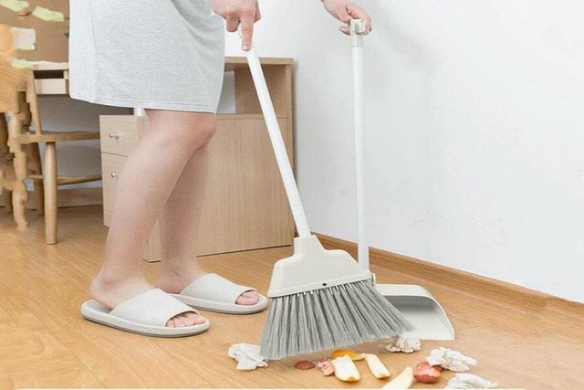Thói quen quét nhà cần bỏ ngay - Ảnh 1.