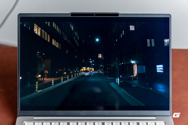 Trên tay Lenovo Yoga Slim 7 Gen 11 Aura Edition: Nhẹ tênh trên một tay, Core Ultra 7 355 dư sức đáp ứng công việc hằng ngày, Aura Edition nhiều tính năng thông minh- Ảnh 9.
