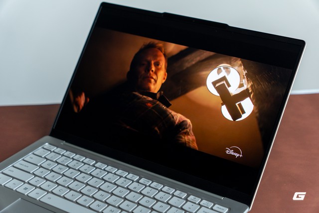 Trên tay Lenovo Yoga Slim 7 Gen 11 Aura Edition: Nhẹ tênh trên một tay, Core Ultra 7 355 dư sức đáp ứng công việc hằng ngày, Aura Edition nhiều tính năng thông minh- Ảnh 11.