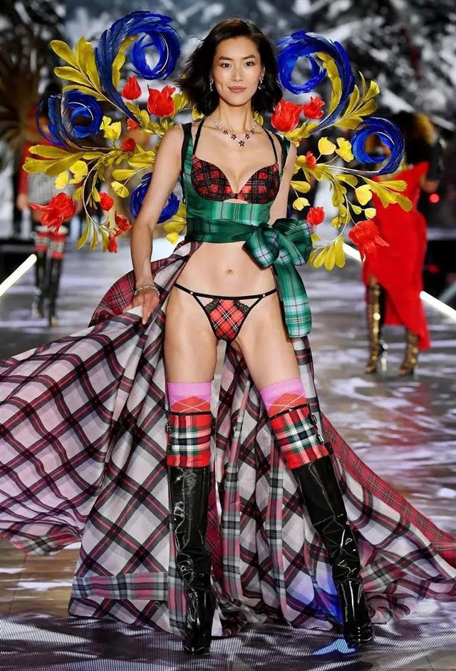 Bạn g&aacute;i "Tổng t&agrave;i" Tỉnh B&aacute;ch Nhi&ecirc;n: Người mẫu ch&acirc;u &Aacute; đầu ti&ecirc;n tại Victoria's Secret, sau 17 năm vẫn "ph&aacute; đảo" s&agrave;n diễn nội y n&oacute;ng nhất h&agrave;nh tinh- Ảnh 9.