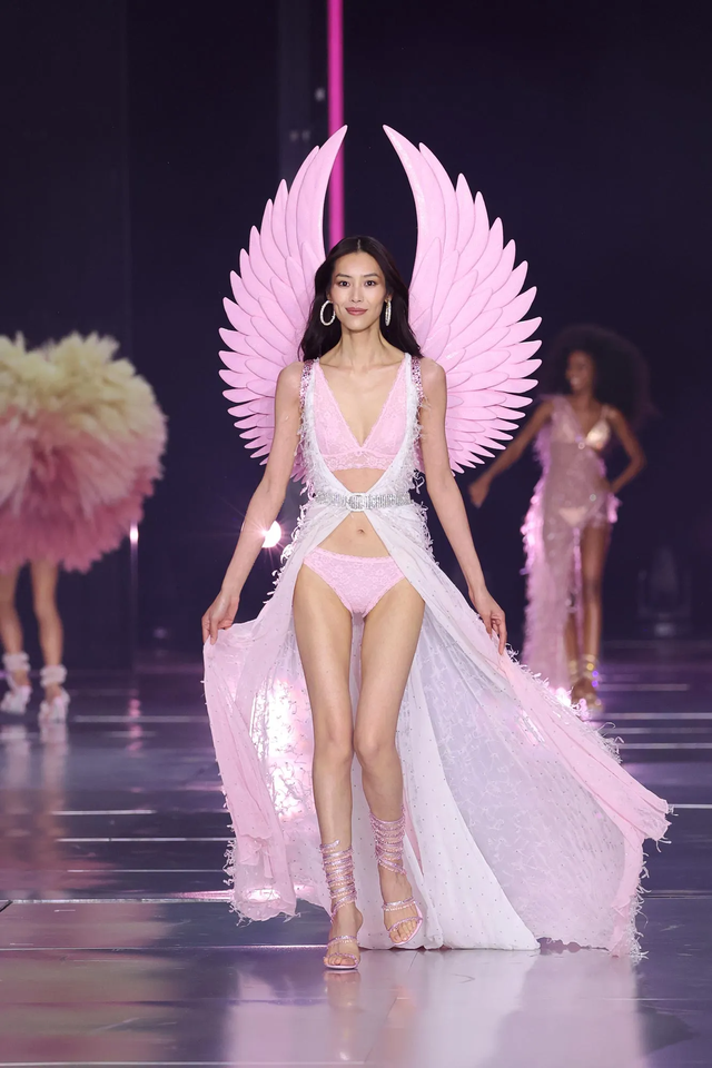 Bạn g&aacute;i "Tổng t&agrave;i" Tỉnh B&aacute;ch Nhi&ecirc;n: Người mẫu ch&acirc;u &Aacute; đầu ti&ecirc;n tại Victoria's Secret, sau 17 năm vẫn "ph&aacute; đảo" s&agrave;n diễn nội y n&oacute;ng nhất h&agrave;nh tinh- Ảnh 5.