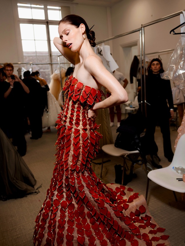 Si&ecirc;u mẫu số 1 thế giới gật đầu l&agrave;m vedette, cổ vũ NTK người Việt đầu ti&ecirc;n l&agrave;m n&ecirc;n kỳ t&iacute;ch: "Lịch sử đ&atilde; được viết n&ecirc;n!"- Ảnh 4.