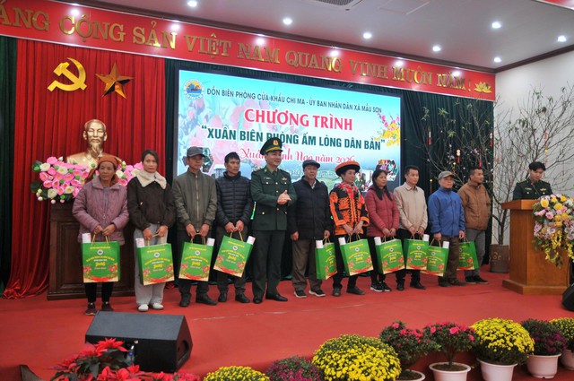 Trung t&aacute; Ph&ugrave;ng Văn Y&ecirc;n, Đồn trưởng Đồn BPCK Chi Ma trao qu&agrave; tết cho b&agrave; con x&atilde; Mẫu Sơn.