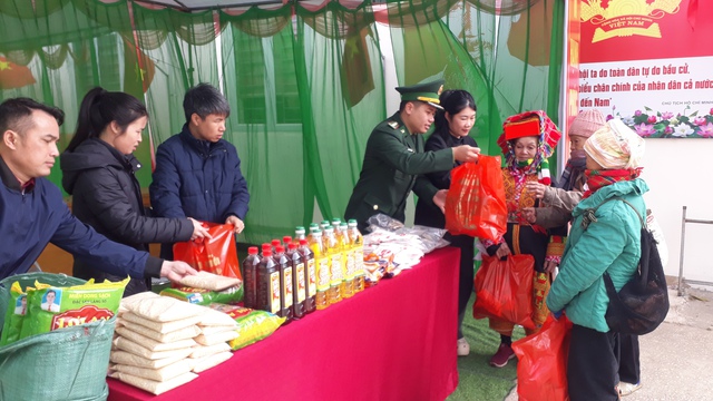 &Acirc;n cần trao tận tay b&agrave; con c&aacute;c sản phẩm thiết yếu tại &ldquo;Gian h&agrave;ng kh&ocirc;ng đồng&rdquo;.