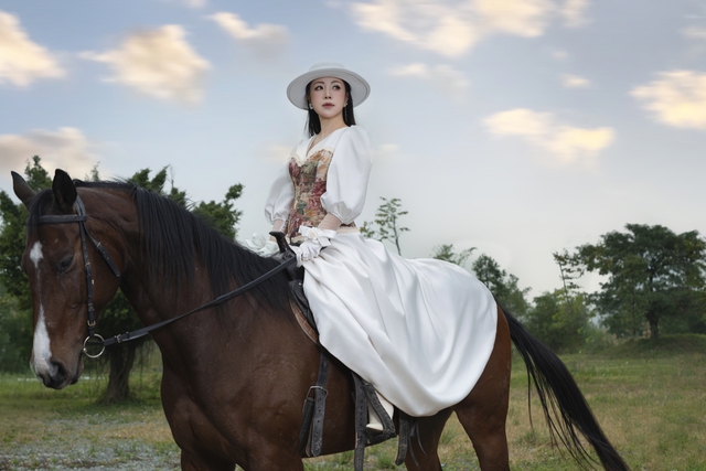 Hoa hậu Ho&agrave;ng Thu Thủy: L&agrave; gi&aacute;m đốc, MC song ngữ, gửi 1 th&ocirc;ng điệp tới phụ nữ nghe chỉ thấy đ&uacute;ng- Ảnh 4.