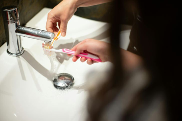 Trước khi đánh răng có cần làm ướt bàn chải không? Nha sĩ lên tiếng: đa số chúng ta đã làm sai- Ảnh 2. Trước khi đánh răng có cần làm ướt bàn chải không? Nha sĩ lên tiếng: đa số chúng ta đã làm sai- Ảnh 2.