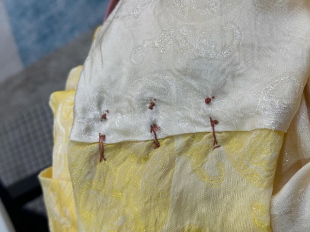 Hội chị em cạn lời với đường may ẩu b&ecirc;n trong chiếc &aacute;o d&agrave;i gần 2 triệu đồng: "Thế n&agrave;y chỉ đ&aacute;ng 400 ngh&igrave;n"- Ảnh 1.