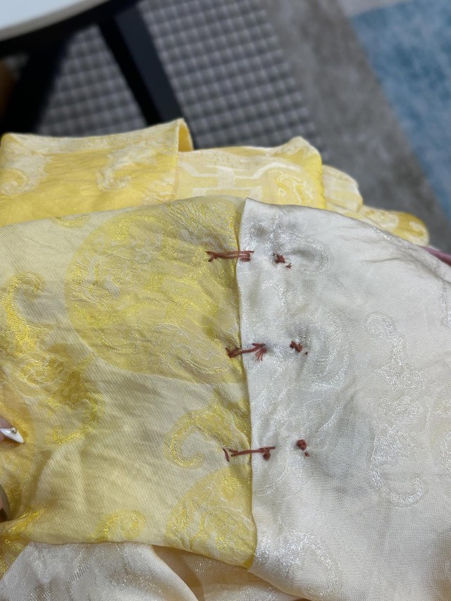 Hội chị em cạn lời với đường may ẩu b&ecirc;n trong chiếc &aacute;o d&agrave;i gần 2 triệu đồng: "Thế n&agrave;y chỉ đ&aacute;ng 400 ngh&igrave;n"- Ảnh 2.