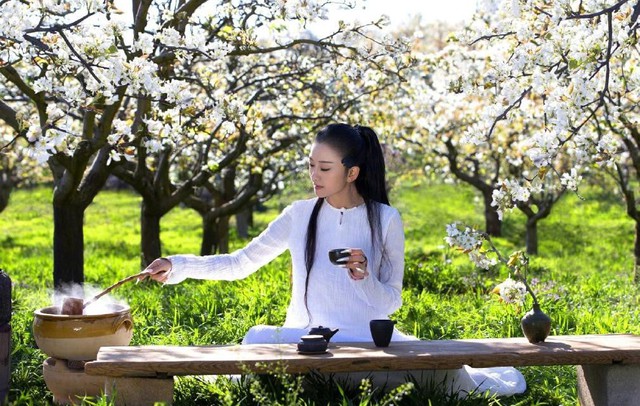 "Chim c&ocirc;ng l&agrave;ng m&uacute;a" Dương Lệ B&igrave;nh U70 vẫn d&aacute;ng thẳng lưng thon: Rất chăm d&ugrave;ng 2 "m&oacute;n" để nu&ocirc;i dưỡng kh&iacute; huyết, bổ nội tiết- Ảnh 5.