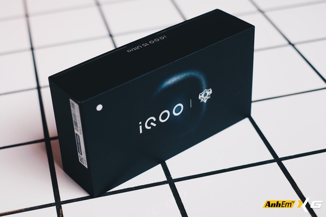 Smartphone n&agrave;y &ldquo;ph&aacute; đảo cấu h&igrave;nh&rdquo; với 4,3 triệu điểm AnTuTu, c&oacute; quạt thổi v&ugrave; v&ugrave; v&agrave; trong hộp c&ograve;n k&egrave;m cả&hellip; chổi- Ảnh 1.