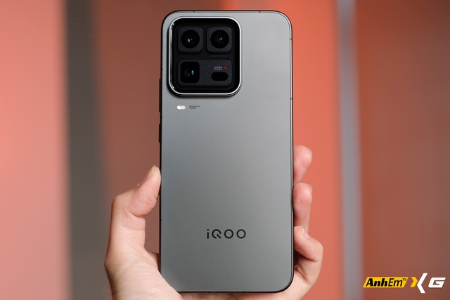 Smartphone n&agrave;y &ldquo;ph&aacute; đảo cấu h&igrave;nh&rdquo; với 4,3 triệu điểm AnTuTu, c&oacute; quạt thổi v&ugrave; v&ugrave; v&agrave; trong hộp c&ograve;n k&egrave;m cả&hellip; chổi- Ảnh 2.