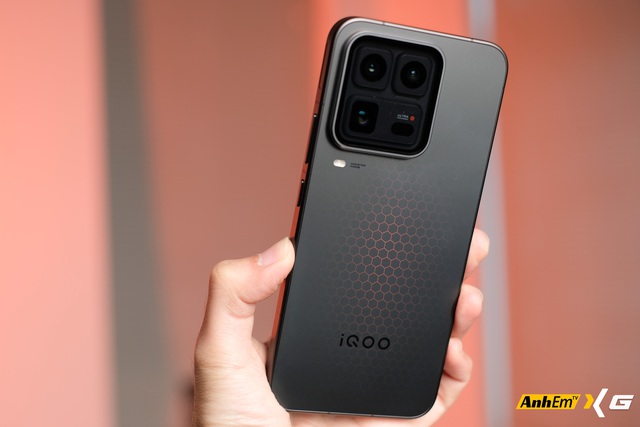 Smartphone n&agrave;y &ldquo;ph&aacute; đảo cấu h&igrave;nh&rdquo; với 4,3 triệu điểm AnTuTu, c&oacute; quạt thổi v&ugrave; v&ugrave; v&agrave; trong hộp c&ograve;n k&egrave;m cả&hellip; chổi- Ảnh 3.