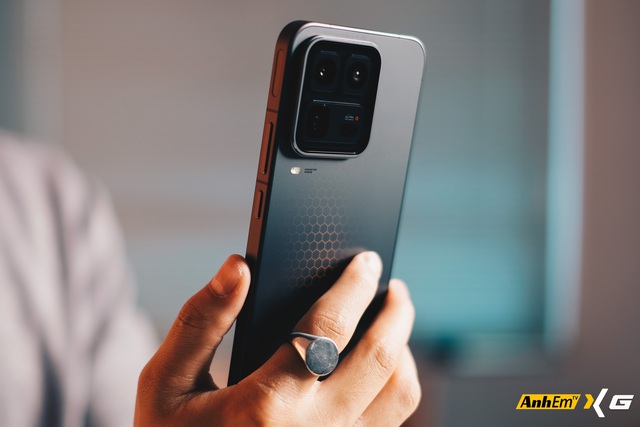 Smartphone n&agrave;y &ldquo;ph&aacute; đảo cấu h&igrave;nh&rdquo; với 4,3 triệu điểm AnTuTu, c&oacute; quạt thổi v&ugrave; v&ugrave; v&agrave; trong hộp c&ograve;n k&egrave;m cả&hellip; chổi- Ảnh 4.