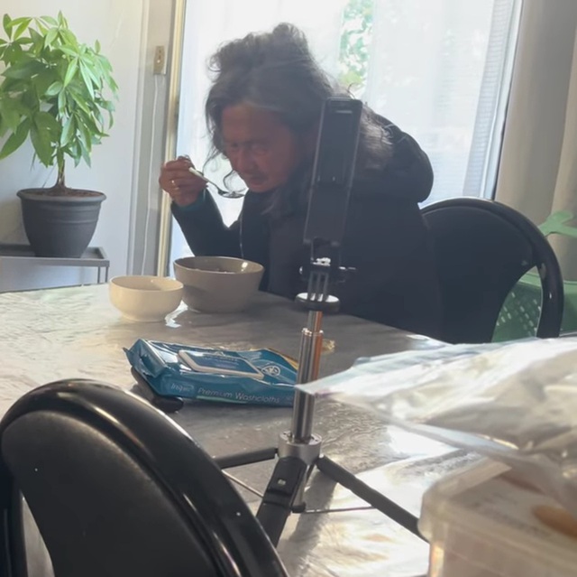 Mỹ nh&acirc;n hải ngoại h&oacute;a đi&ecirc;n đi lang thang, t&igrave;nh trạng hiện tại ra sao?- Ảnh 1.