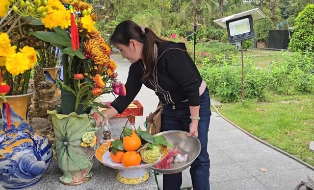 Hồng Loan đi xe riêng tới mộ NSƯT Vũ Linh lau dọn, cúng lớn- Ảnh 1. Hồng Loan đi xe riêng tới mộ NSƯT Vũ Linh lau dọn, cúng lớn- Ảnh 1.