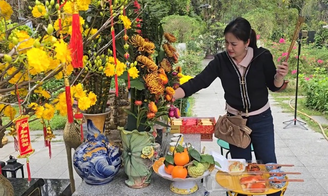 Hồng Loan đi xe riêng tới mộ NSƯT Vũ Linh lau dọn, cúng lớn- Ảnh 2. Hồng Loan đi xe riêng tới mộ NSƯT Vũ Linh lau dọn, cúng lớn- Ảnh 2.