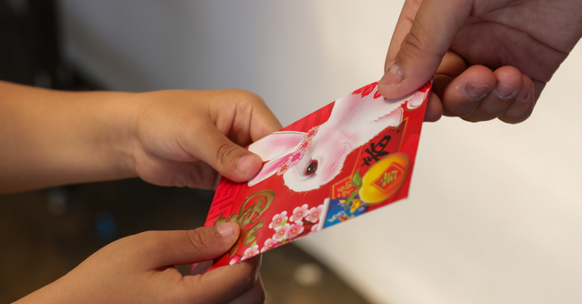 "Bà ngoại lì xì tận 5 triệu, bà nội cho mỗi 500 nghìn" - câu nói vô tư của đứa trẻ khiến hai bên gia đình cạch mặt nhau - Ảnh 2.