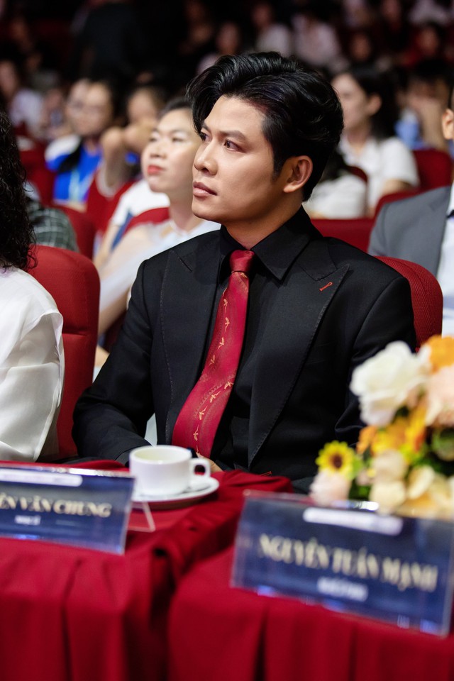 Nghệ sĩ Việt được hơn 70 đơn vị gi&aacute;o dục mời giao lưu: L&agrave; nh&acirc;n vật truyền cảm hứng, nhận loạt giấy khen từ Bộ Tư lệnh cảnh vệ - Bộ C&ocirc;ng an- Ảnh 2.