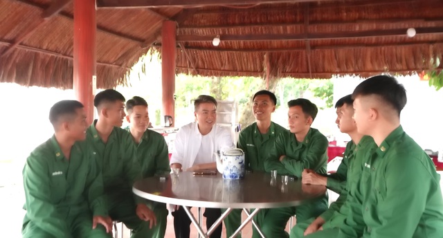 Một chiến sĩ trẻ n&oacute;i với Đ&agrave;m Vĩnh Hưng: "Em nghẹn nghẹn trong l&ograve;ng"- Ảnh 1.