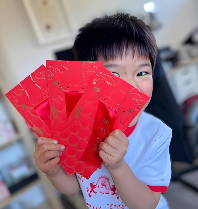 "Bà ngoại lì xì tận 5 triệu, bà nội cho mỗi 500 nghìn" - câu nói vô tư của đứa trẻ khiến hai bên gia đình cạch mặt nhau - Ảnh 1.