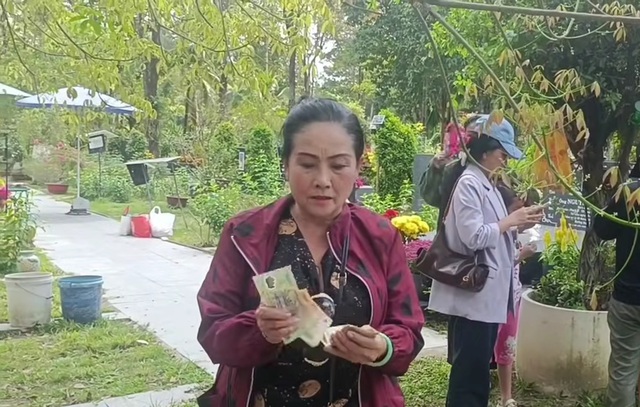 Em g&aacute;i cố NSƯT Vũ Linh c&oacute; h&agrave;nh động tại mộ anh trai - Ảnh 2.