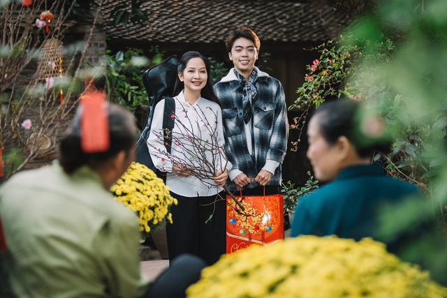 Vũ Diệu Thảo c&ugrave;ng nam ca sĩ Gen Z kể chuyện Tết b&igrave;nh an- Ảnh 2.